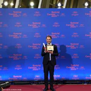 لحظة تسلم الجائزة