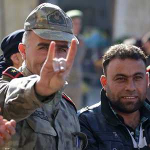 ضابط تركي يلوح بعلامة الذئاب الرمادية بيديه