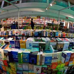 يحمل المعرض عنوان "العالم يقرأ من الشارقة"