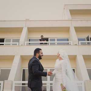 العروسان وصلاح.. لقطة بالصدفة