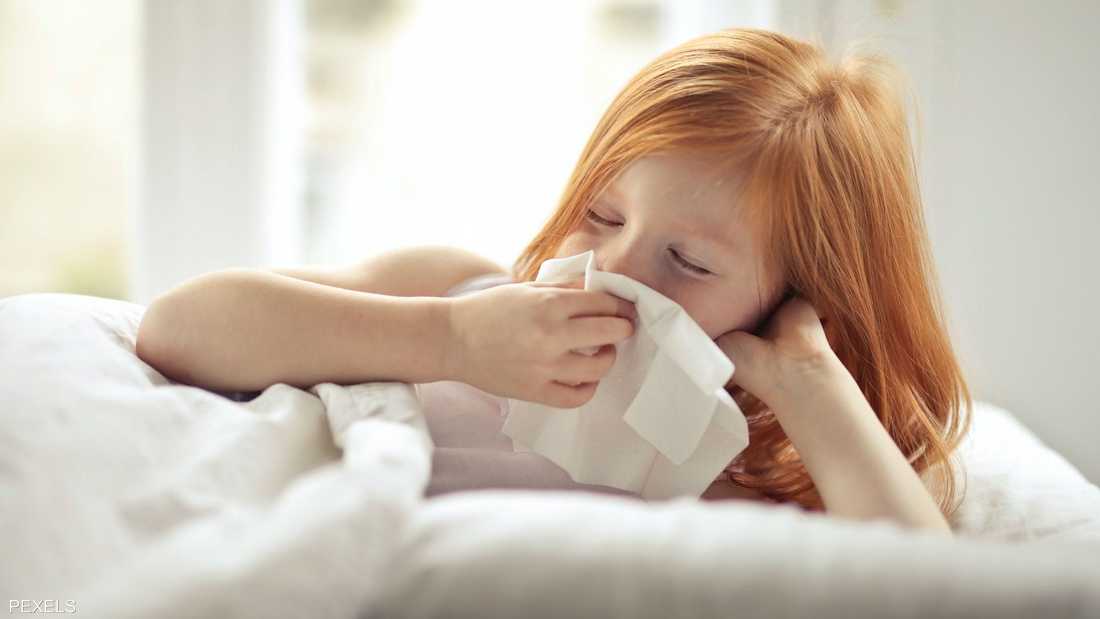 أثناء الإصابة بنزلة البرد.. أطباء يحذرون من خطأ شائع