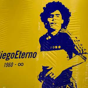 توفي مارادونا بعد خضوعه لإزالة ورم دموي في الرأس