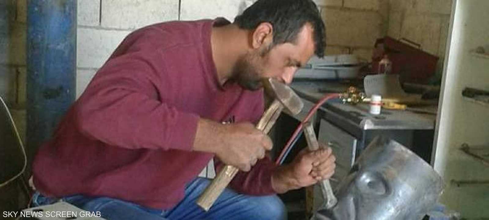 يقول نشأت إن جميع الأعمال التي ينفذها لا تشير إلى الحرب