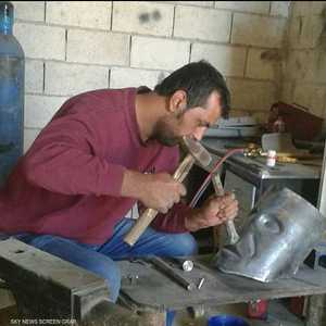 يقول نشأت إن جميع الأعمال التي ينفذها لا تشير إلى الحرب