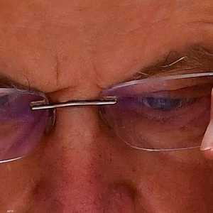 ابتكار طبي يمكّنك من القراءة دون نظارات لأول مرة منذ عقود