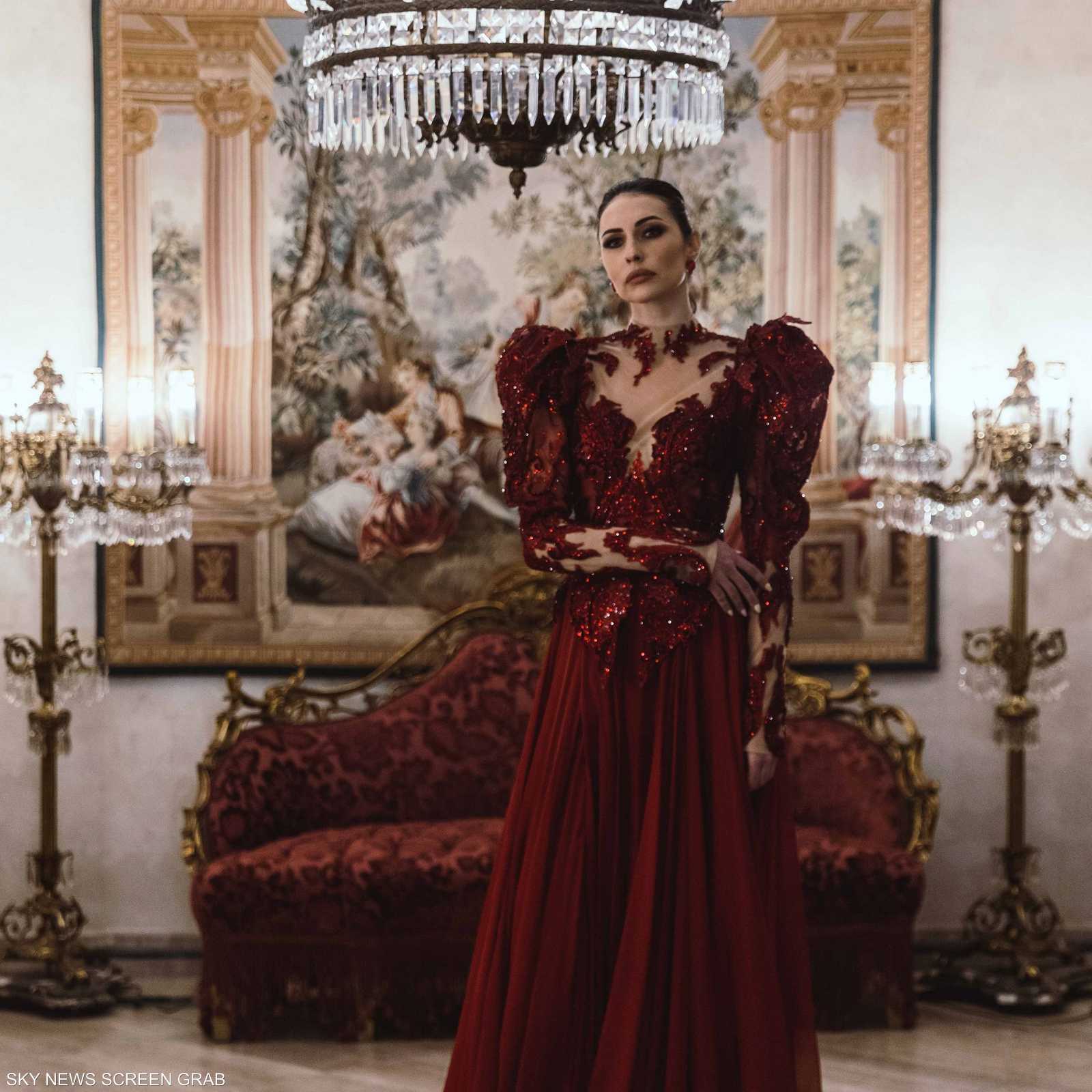 طغى على الإطلالات الريش الناعم بألوانه