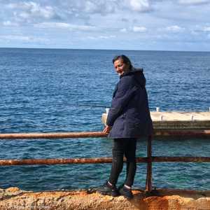 مريم صيادة السمك عند شاطئ بيروت.. تصطاد محبة الناس