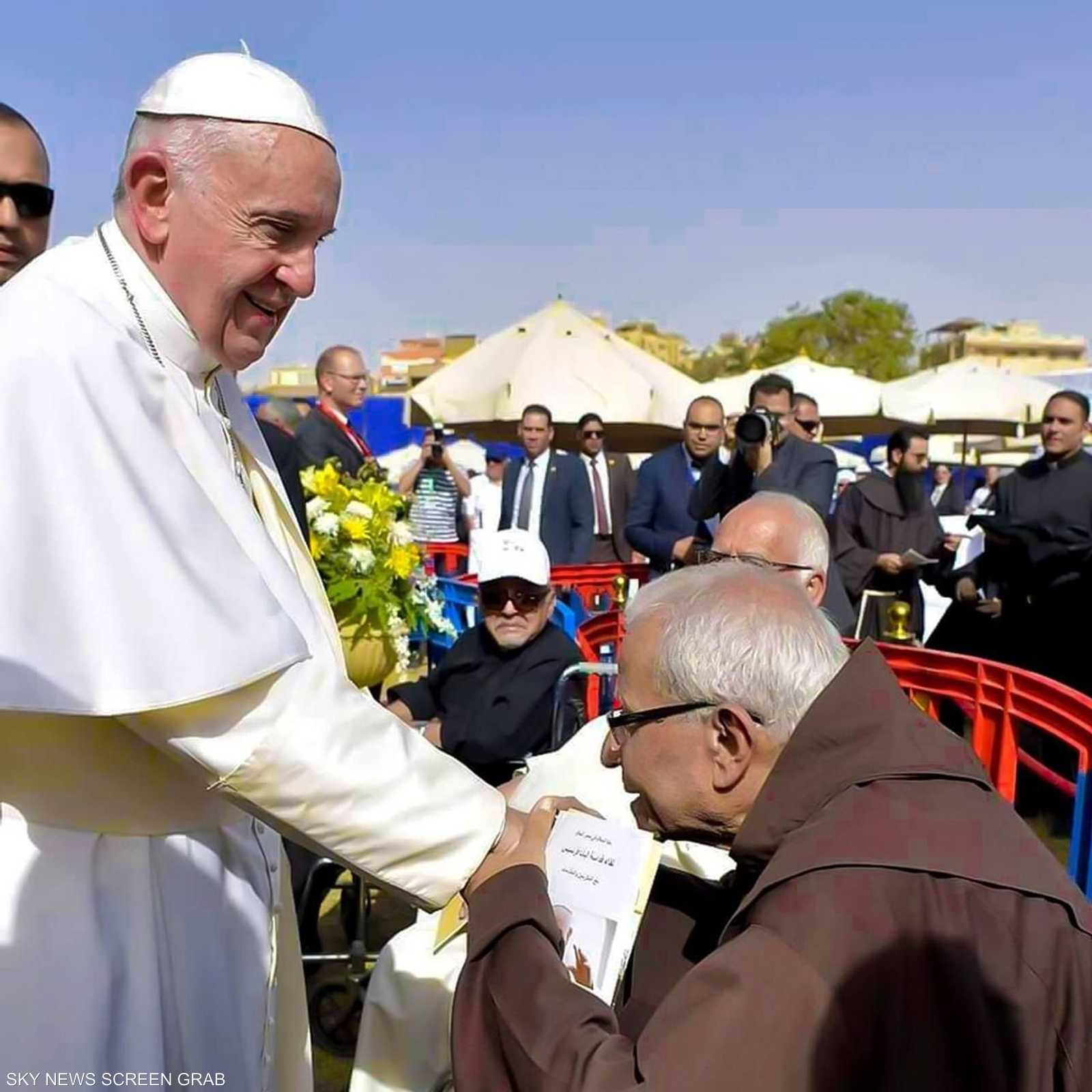 بابا الفاتيكان مع الأب يوسف المصري