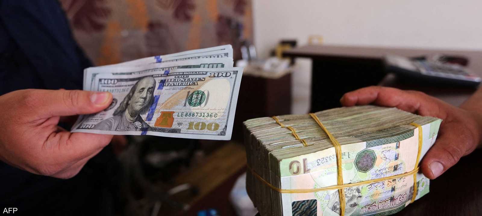عام على خفض قيمة الدينار الليبي بنسبة 71 في المئة.