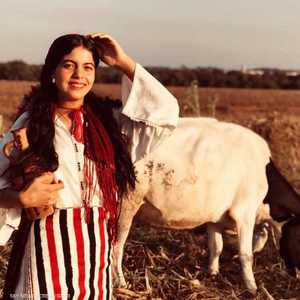 تحرص الشابة على نشر صور لها باللباس المغربي التقليدي