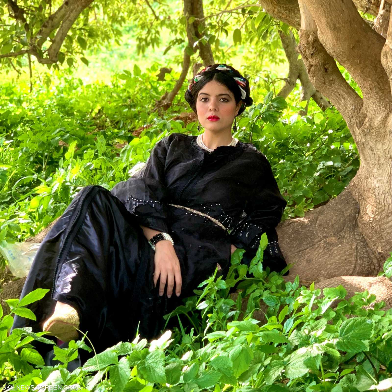 تحاول الشابة أن تزرع الحياة في صورها