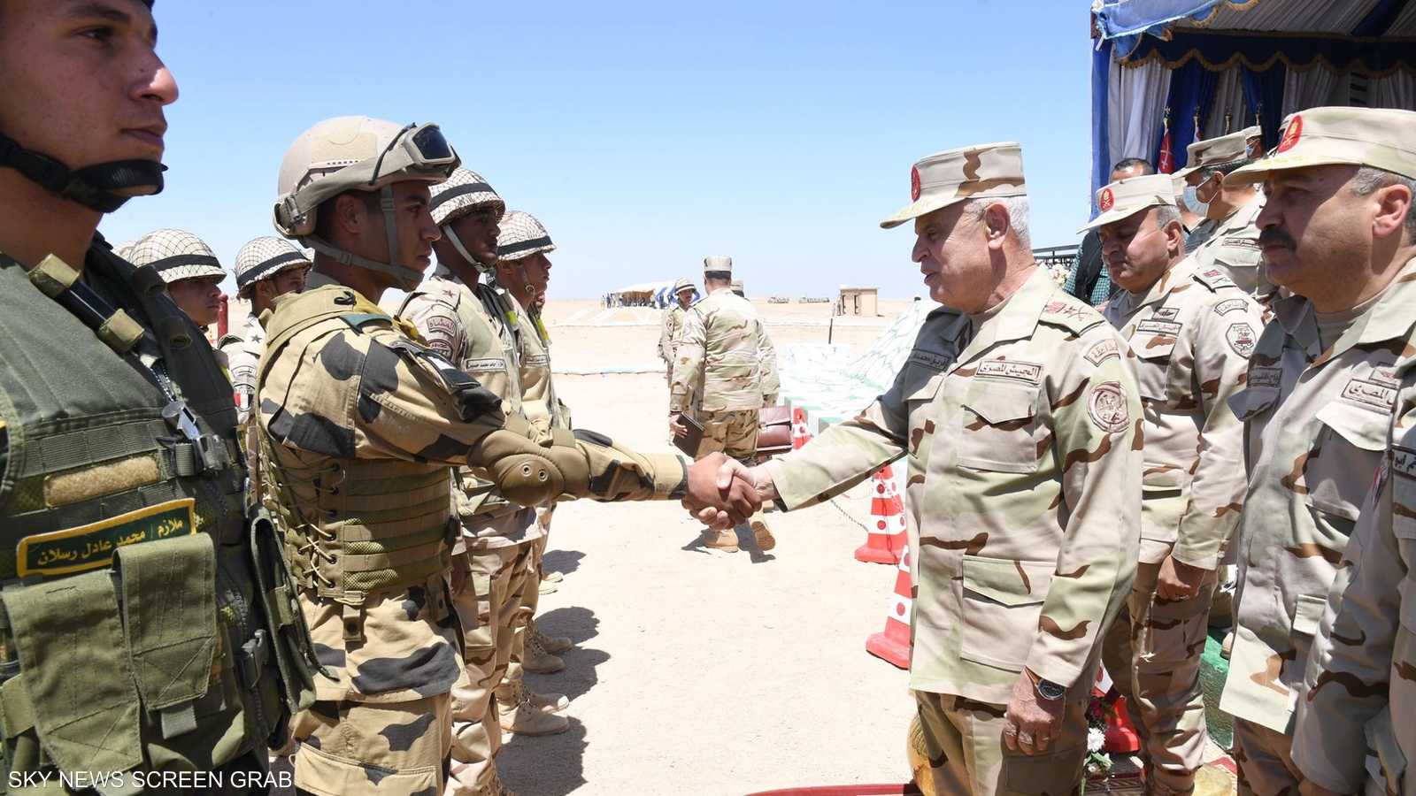 الفريق محمد فريد يصافح عسكريا مشاركا في المناورات