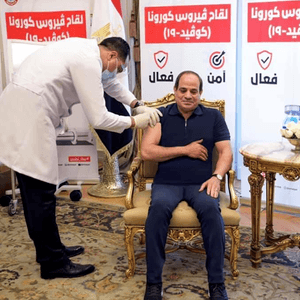 الرئيس المصري عبد الفتاح السيسي يتلقى لقاح كورونا