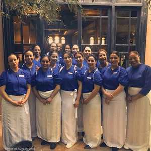 فريق عمل المطعم بالقفطان المغربي