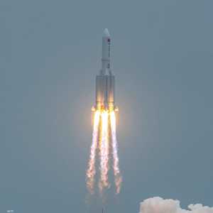 يبلغ طول الصاروخ الصيني نحو 30 مترا