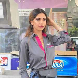 الشابة أماني تعمل في محطة الوقود