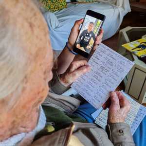 وثق جميع أهداف ميسي بخط اليد في دفتر