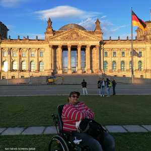 ولد عادل وهو مصاب بمرض الشلل الدماغي