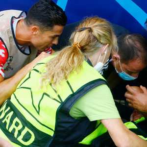 رونالدو مع عناصر الأمن