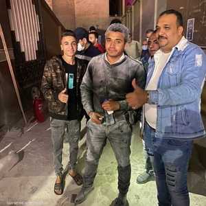 الضابط تصرف بسرعة لإخماد الحريق.