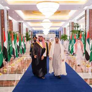 محمد بن سلمان يصل الإمارات ومحمد بن زايد في مقدمة مستقبليه