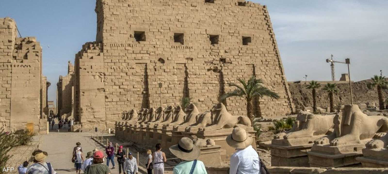 البعثة عثرت على هذا الحلي داخل إناء صغير مكسور