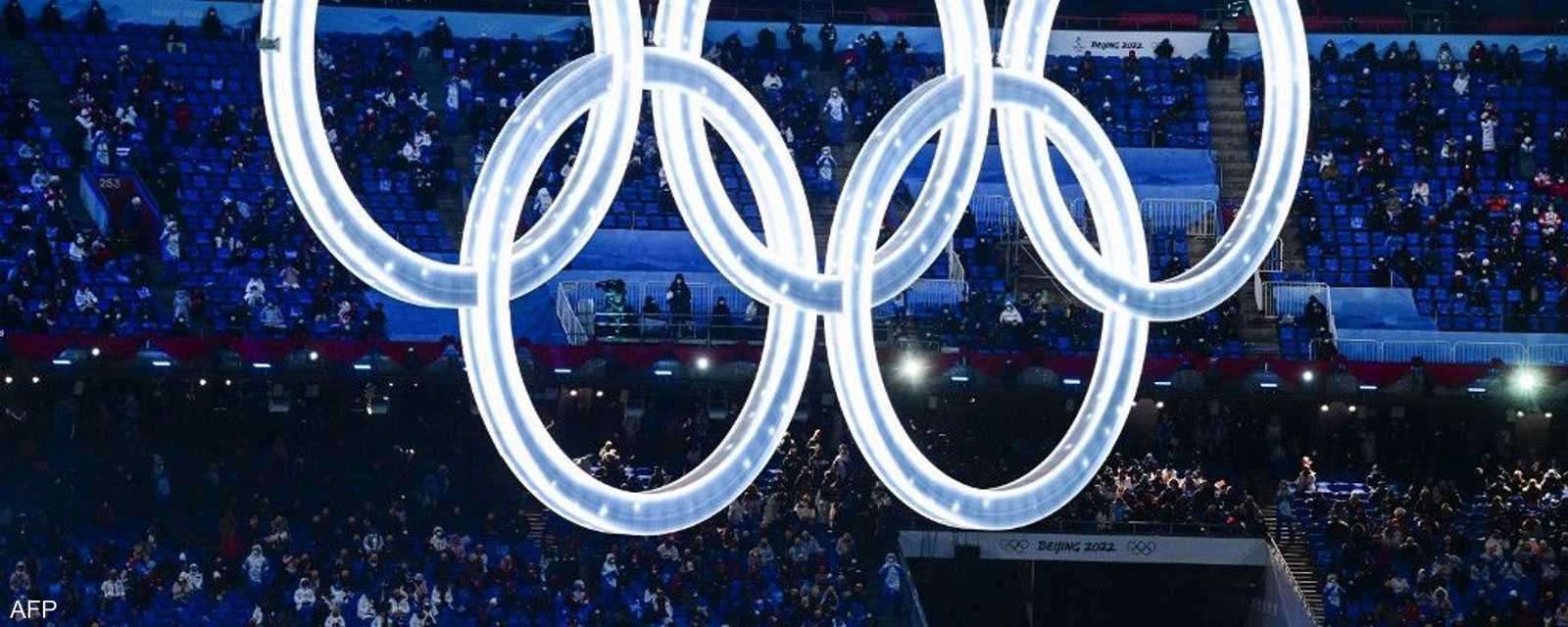 رفع الحلقات الأولمبية الخمس