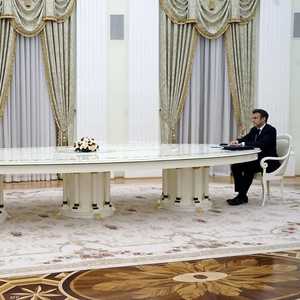 طاولة طويلة بين ماكرون وبوتين - أرشيفية