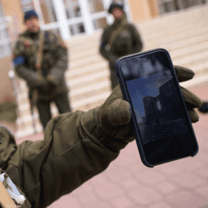 يتتبع كل طرف الهواتف لدى الطرف الآخر في حرب أوكرانيا
