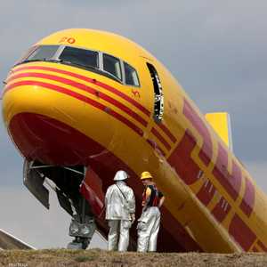 طائرة شحن تنشطر إلى جزأين