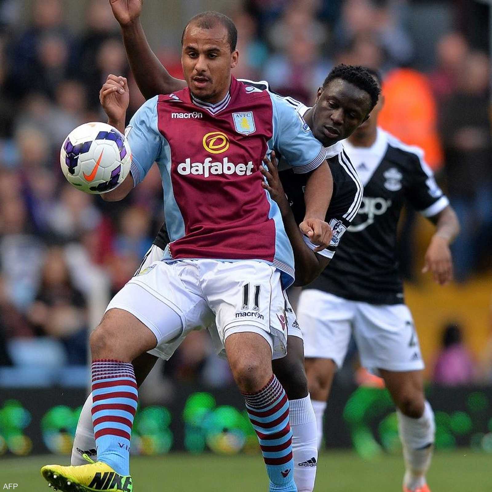 أغبونلاهور بقميص أستون فيلا