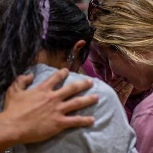 حزن يخيم على يوفالدي بتكساس حزنا على الأطفال الضحايا