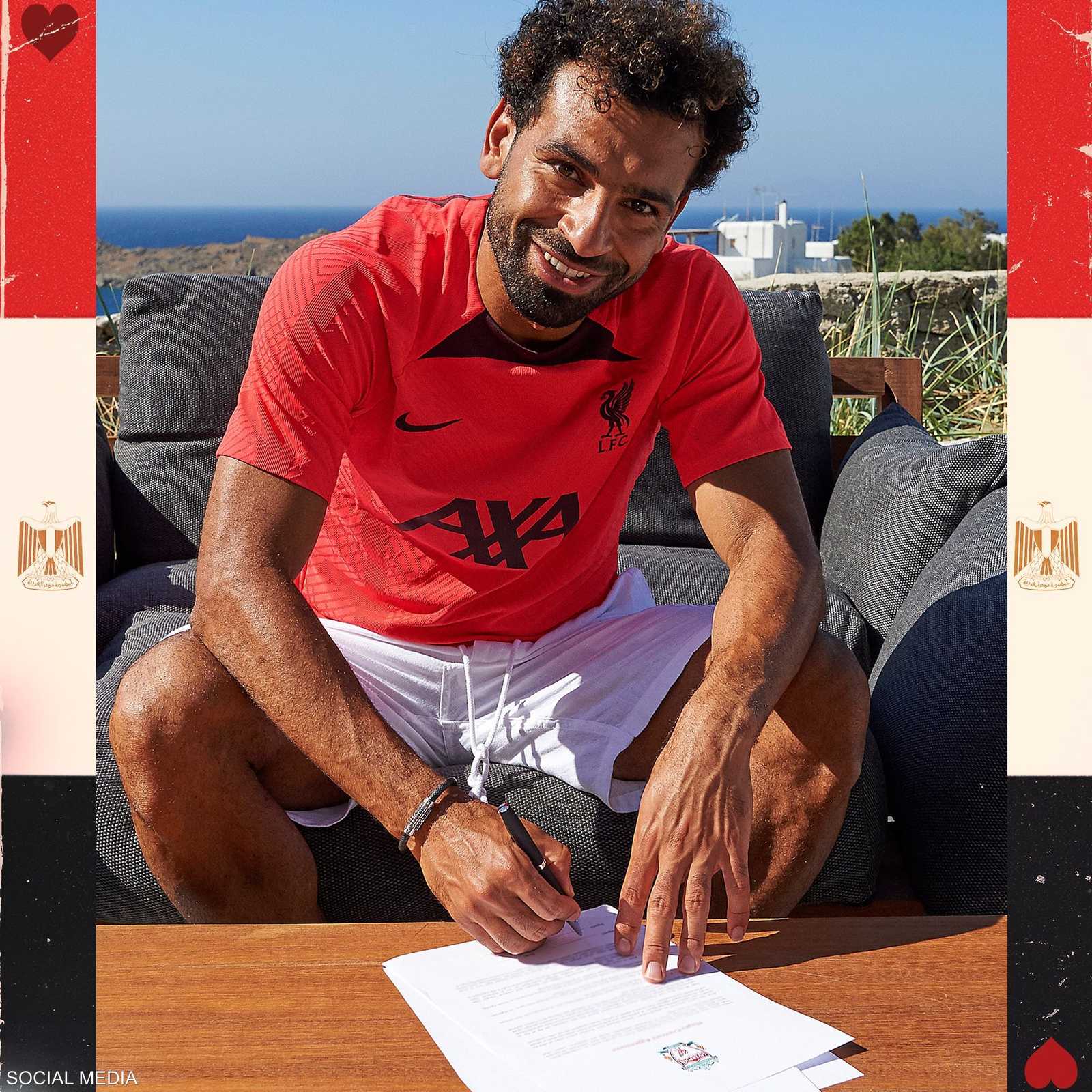 صلاح يوقع العقد الجديد