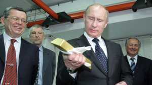 صورة أرشيفية - الرئيس الروسي بوتن يحمل سبيكة ذهب