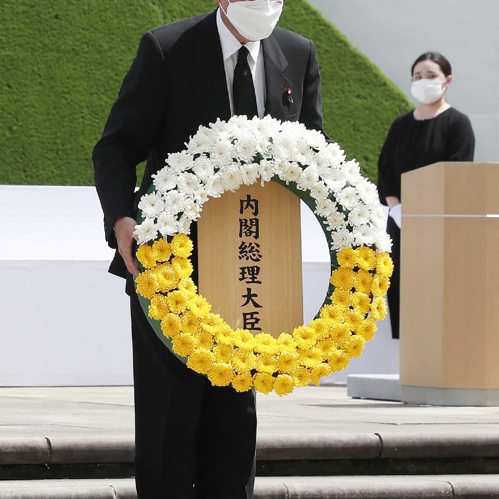رئيس وزراء اليابان يضع إكليلا من الزهور على ضريح الضحايا