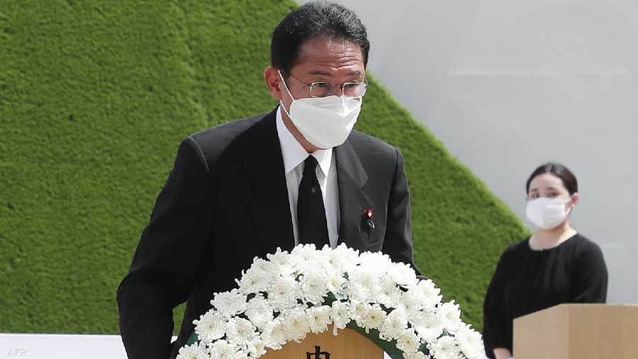 رئيس وزراء اليابان يضع إكليلا من الزهور على ضريح الضحايا