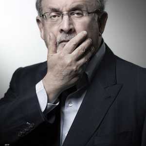 سلمان رشدي مؤلف رواية آيات شيطانية