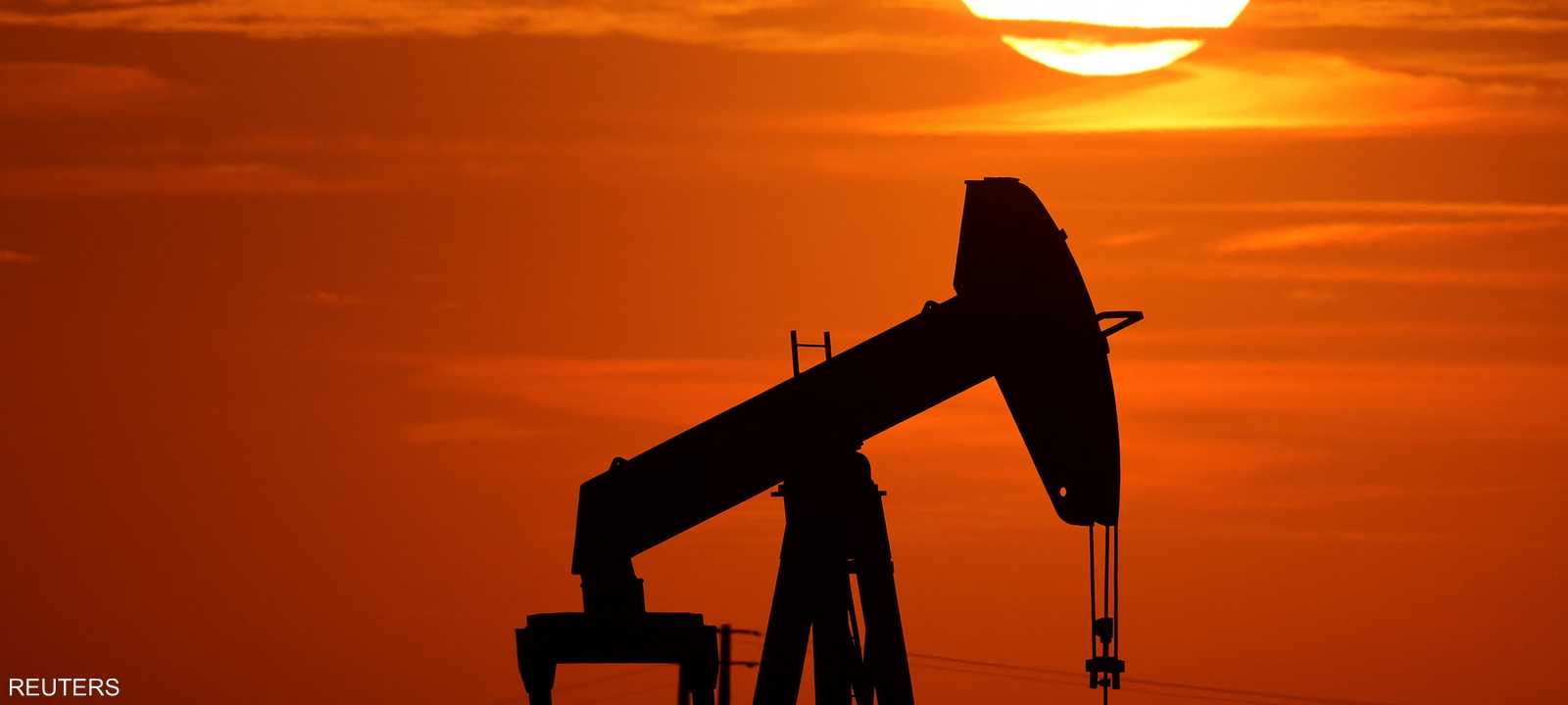 النفط يتجه لتكبد خسائر أسبوعية بنحو 5 بالمئة