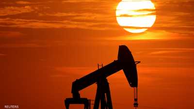 النفط يتجه لتكبد خسائر أسبوعية بنحو 5 بالمئة