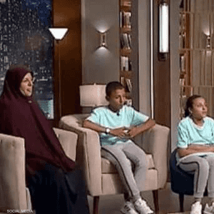 السيدة غزالة وأطفالها في لقاء تلفزيوني. أرشيف