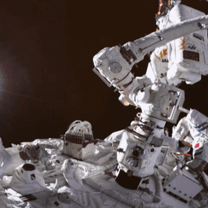 رائدان صينيان ينجحان بالسير في الفضاء