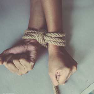 لبنانيون يتعرضون للتعذيب والصعق الكهربائي.. تفاصيل القصة