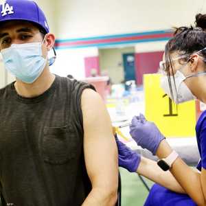 رجل يتلقى لقاح جدري القرود في لوس أنجلوس