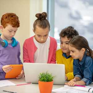 خبراء يوصون بمساعدة الطفل لمواجهة التنمر عبر "مرونة رقمية"