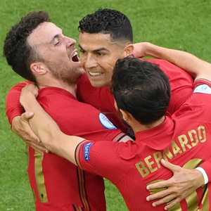 جوتا (يسار) إلى جانب رونالدو وبرناردو سيلفا