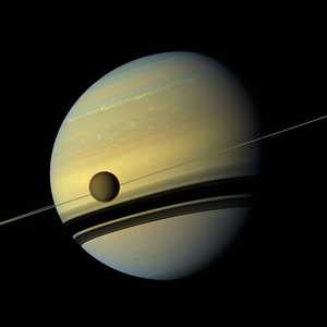 كوكب زحل وقمر تيتان