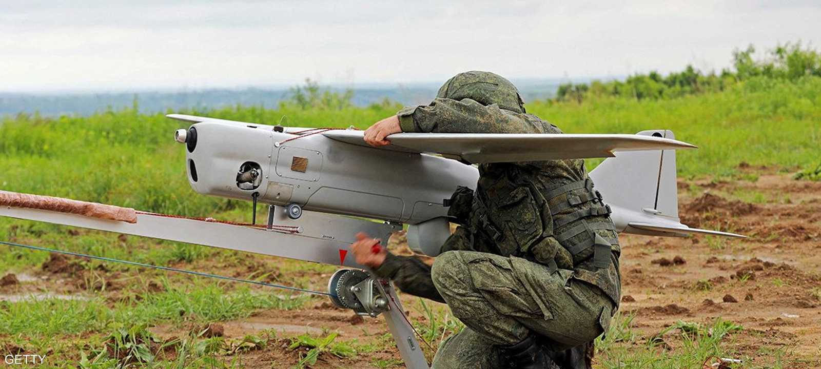 جندي روسي يطلق طائرة مسيرة "درون". أرشيف