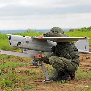 جندي روسي يطلق طائرة مسيرة "درون". أرشيف