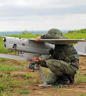 جندي روسي يطلق طائرة مسيرة "درون". أرشيف