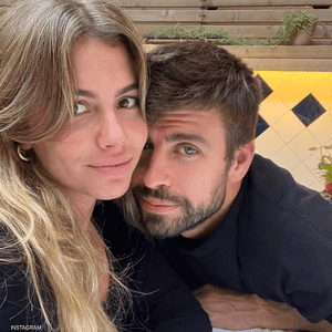 جيرارد بيكيه مع حبيبته كلارا شيا